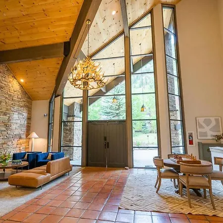 The Black Diamond Lodge *Sleeps 46* Hot Tubs + Ski Shuttle + Mountain Views